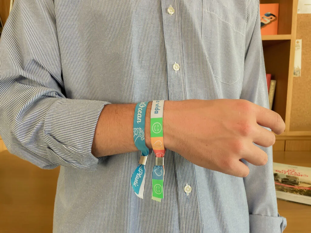 Hombre con dos pulseras de tela personalizadas por Wyapromo