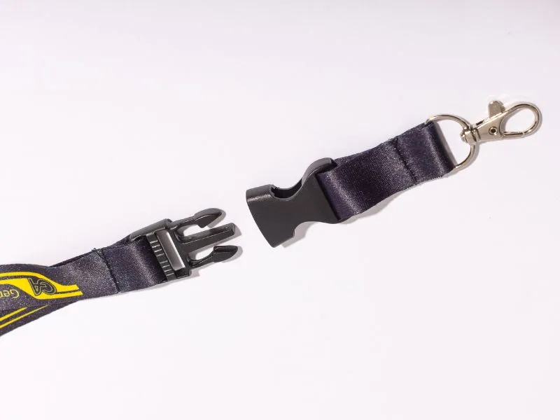 Cierre delantero de un lanyard hecho por Wyapromo