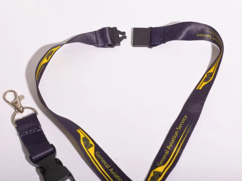 Un lanyard personalizado negro hecho por Wyapromo con cierre trasero