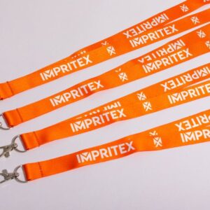 Lanyards personalizados color naranja con impresión de logo en blanco. Cintas para acreditaciones, lanyards promocionales, cintas porta credenciales, identificadores personalizados, cintas para eventos.