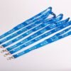 Varios lanyards personalizados baratos comprados online de color azul con clips metálicos, perfectos para eventos corporativos en España.