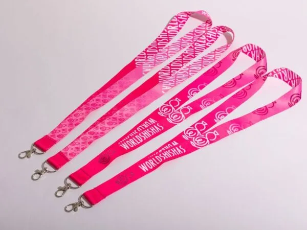 4 lanyards color rosa con el nombre de la empresa WORLDSHISHAS