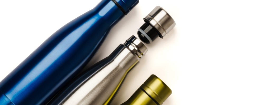 Variedad de botellas de agua personalizadas en azul, plata y verde oliva