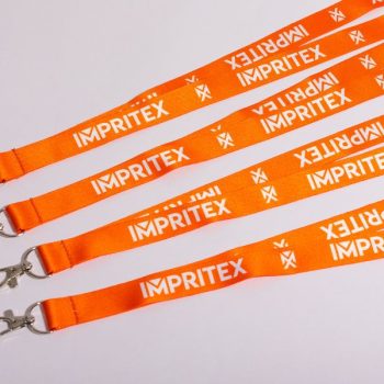 4 lanyards personalizados color naranja con el nombre de la empresa IMPRITEX