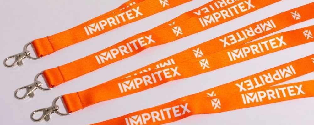 4 lanyards personalizados color naranja con el nombre de la empresa IMPRITEX