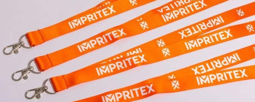 4 lanyards personalizados color naranja con el nombre de la empresa IMPRITEX